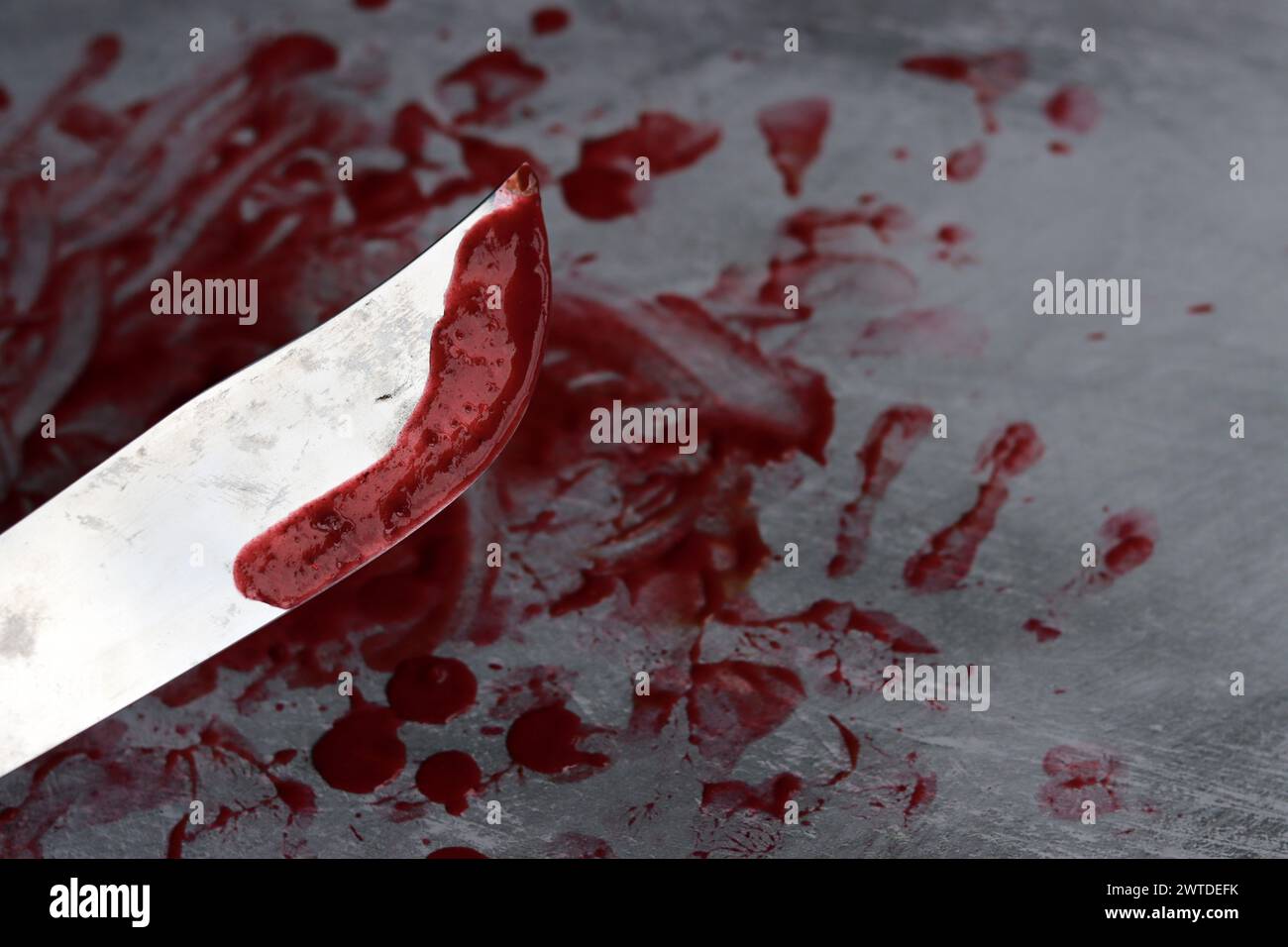 Sangue sulla lama di un coltello. Scena sanguinosa. Concetto di scienza forense. Foto Stock