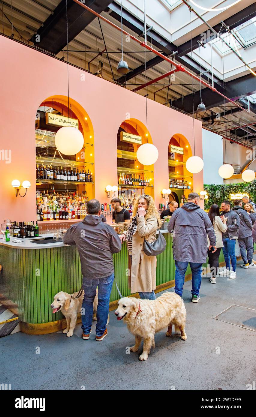 La gente che mangia e beve nel locale ristoro di Chester Market, dove sono ammessi i cani Foto Stock
