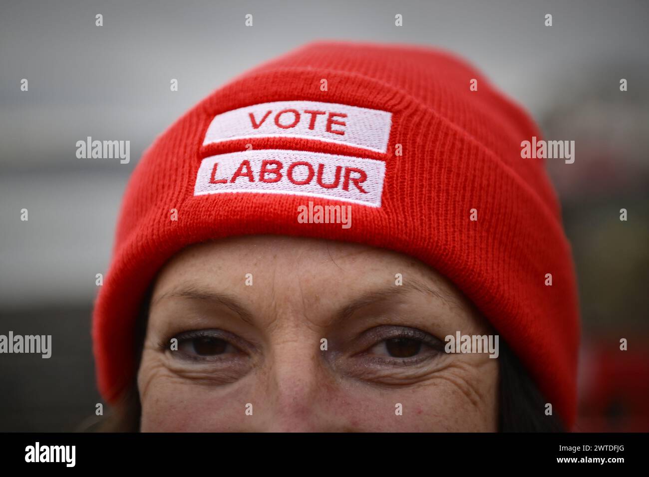 North Queensferry Scotland, Regno Unito 17 marzo 2024. Il sostenitore del partito laburista scozzese nel Queensferry settentrionale partecipa al grande weekend della campagna dei laburisti scozzesi.Credit sst/alamy live news Foto Stock