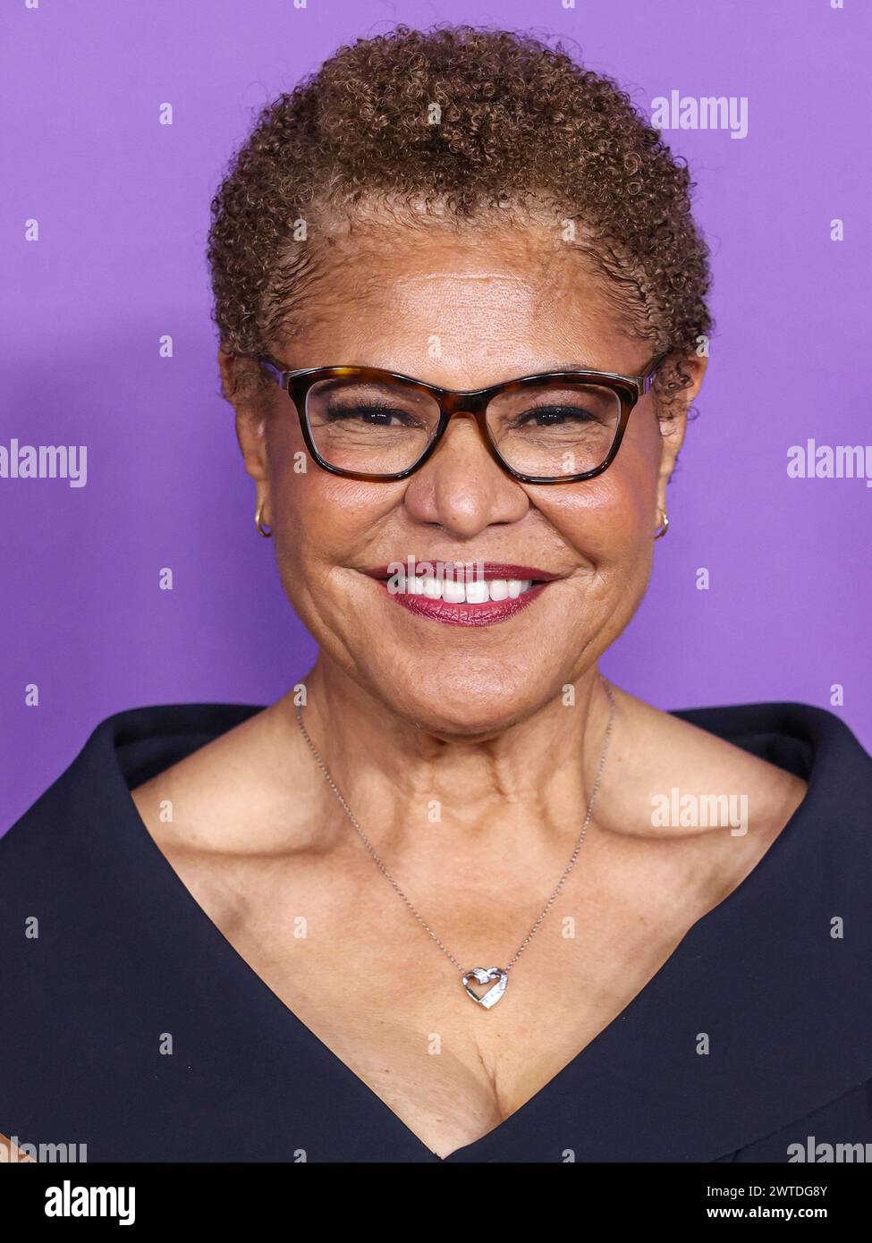 LOS ANGELES, CALIFORNIA, Stati Uniti d'America - 16 MARZO: Karen Bass arriva al 55° NAACP Image Awards annuale tenutosi presso lo Shrine Auditorium e Expo Hall il 16 marzo 2024 a Los Angeles, California, Stati Uniti. (Foto di Xavier Collin/Image Press Agency) Foto Stock