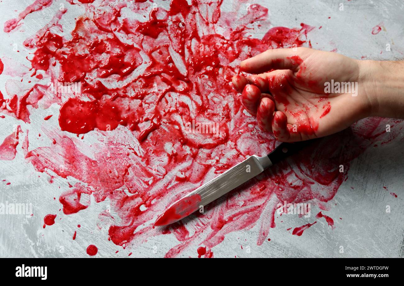 Sangue sulla lama di un coltello. Scena sanguinosa. Concetto di scienza forense. Foto Stock