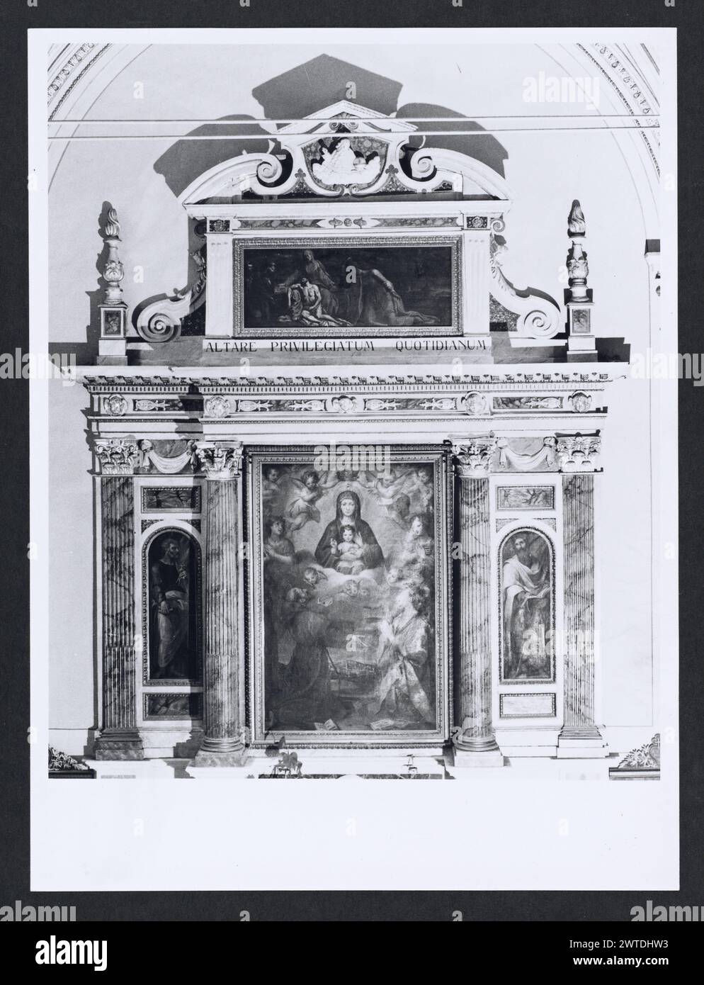 Lazio Frosinone Sora S. Maria Addolorata. Hutzel, Max 1960-1990 Post-medievale: Scultura architettonica, pittura, scultura. Struttura neoclassica. Il fotografo e studioso tedesco Max Hutzel (1911-1988) fotografò in Italia dai primi anni '1960 fino alla sua morte. Il risultato di questo progetto, citato da Hutzel come foto Arte minore, è un'accurata documentazione dello sviluppo storico dell'arte in Italia fino al XVIII secolo, che comprende oggetti degli Etruschi e dei Romani, nonché monumenti altomedievali, romanici, gotici, rinascimentali e barocchi. Le immagini sono organizzate per area geografica Foto Stock
