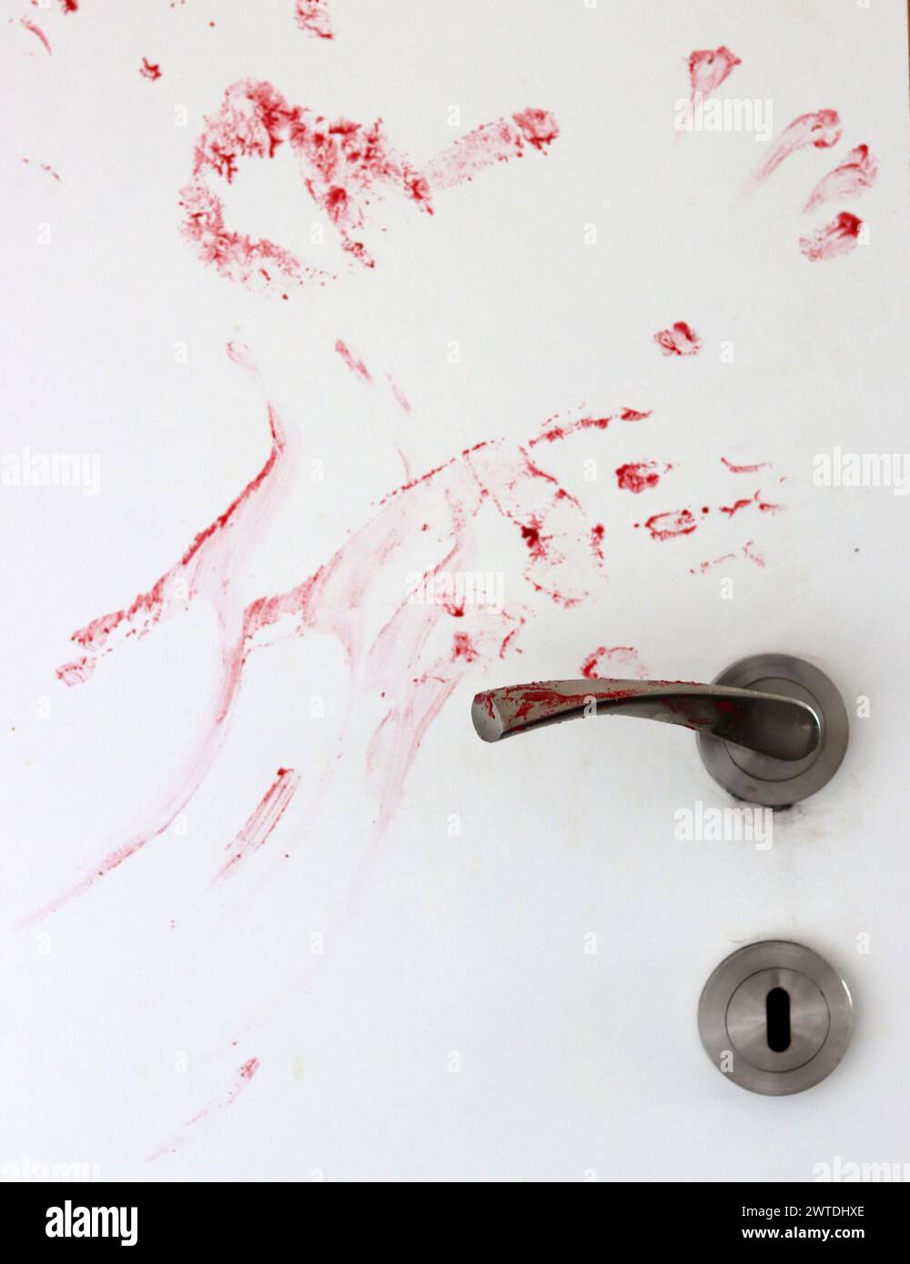 Sangue sulla maniglia di una porta bianca, tema di Halloween, violenza, abuso, concetto di omicidio Foto Stock