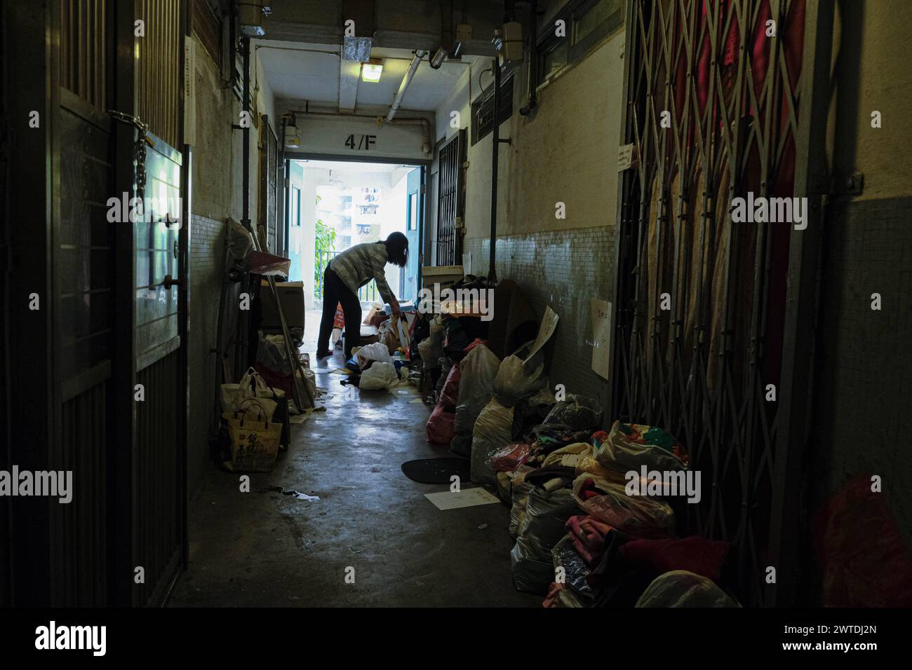 17 marzo 2024, Hong Kong, Cina: Una donna pulisce e sposta gli effetti personali dalla sua unità nella tenuta di Tai Hang Saw. Costruita nel 1965, la tenuta di Tai Hang Sai è stata originariamente progettata per fornire alloggi ai residenti sfollati dall'autorizzazione dell'area di reinsediamento di Tai Hang Sai. Con oltre 1.600 unità a prezzi inferiori a quelli di mercato, è l'unica proprietà privata di Hong Kong. Attualmente sono in atto piani per demolire e riqualificare la tenuta, con il completamento stimato per il 2029. Si prevede che la riqualificazione fornisca più di 3.300 unità. (Immagine di credito: © Keith Foto Stock