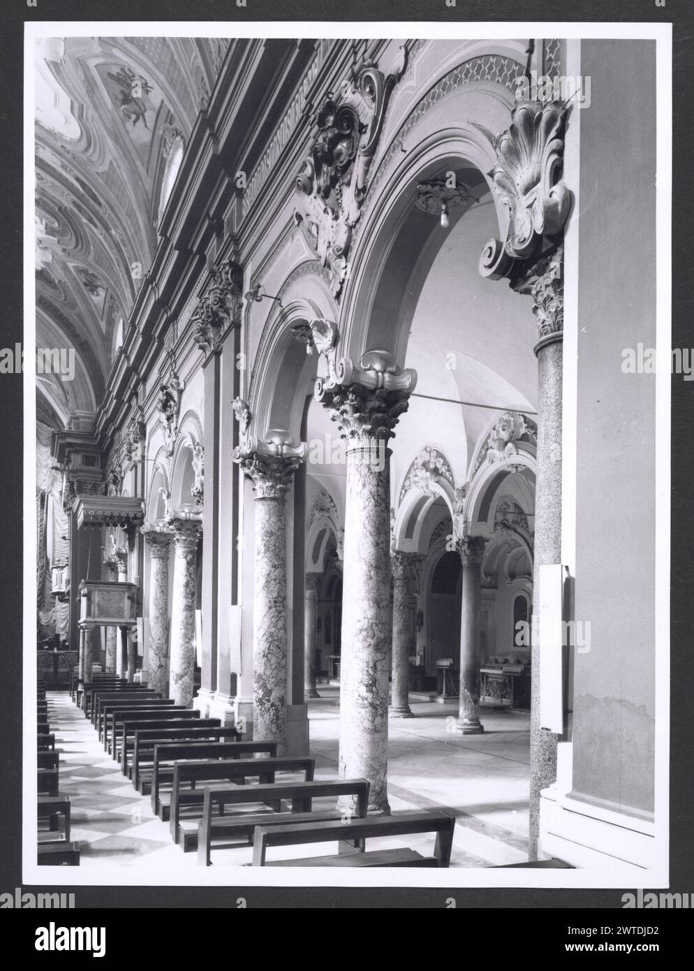 Campania Caserta Cattedrale di Santa Maria Capua Vetere 7. Hutzel, Max 1960-1990 Medieval: Scultura architettonica--capitelli. Post-medievale: Costruito intorno al 432 da San Simmaco sul sito della grotta di S. Prisco. Ampliato nel 787 da Arechi II, un 1666 da Decio del Balzo. Ristrutturato negli anni '1700 e '1884. Architettura, scultura architettonica, interni barocchi, pittura, scultura fotografo e studioso tedesco Max Hutzel (1911-1988) fotografato in Italia dai primi anni '1960 fino alla sua morte. Il risultato di questo progetto, citato da Hutzel come foto Arte minore, è un'accurata documentazione d'arte Foto Stock