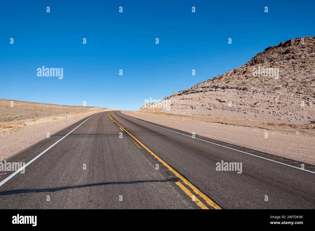 Strada che attraversa la Death Valley, California USA Foto Stock