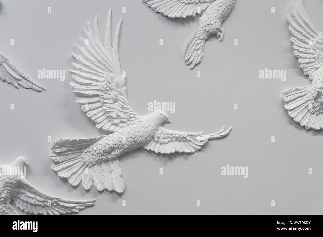 Scultura d'arte bianca bassorilievo di uccello sulla parete interna di un'elegante casa, New York, Stati Uniti Foto Stock