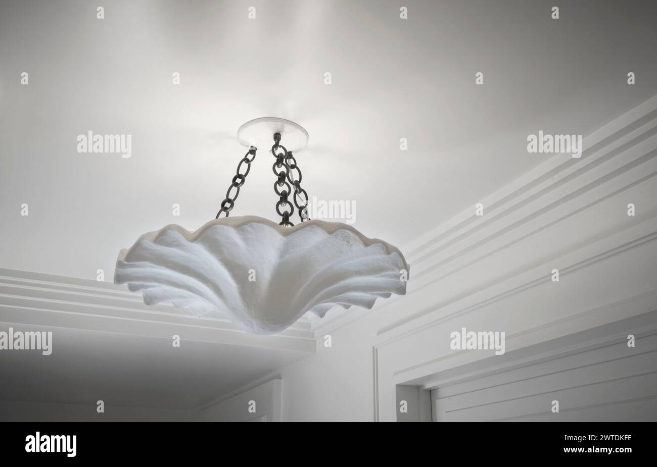 Lampada in ceramica bianca a forma di fiore in camera bianca, New York, Stati Uniti Foto Stock