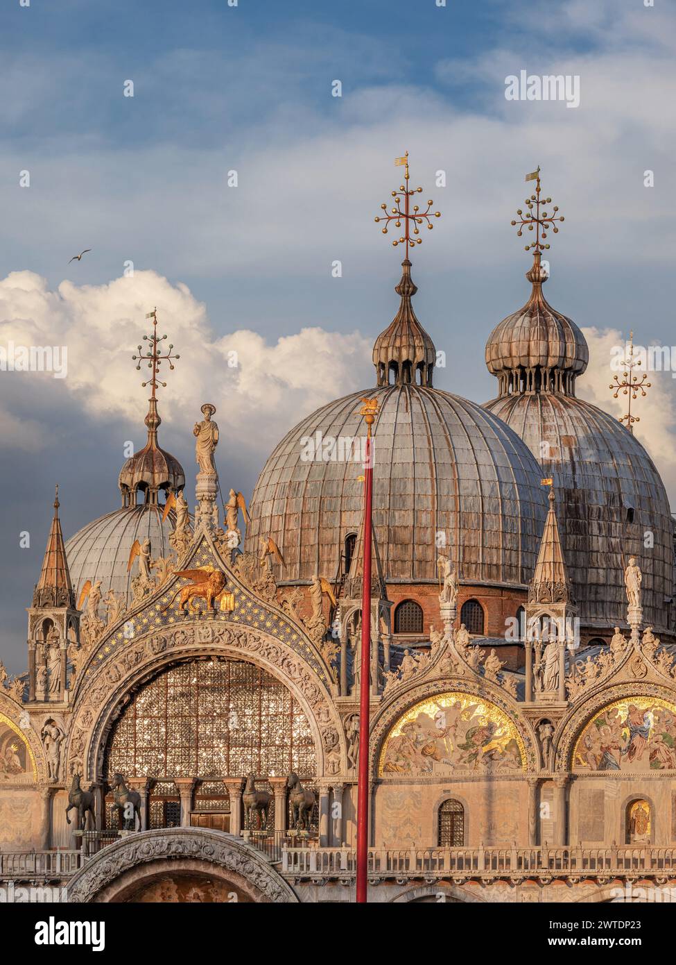 Basilica di San Marco meravigliose architetture bizantine e gotiche a Venezia al tramonto Foto Stock