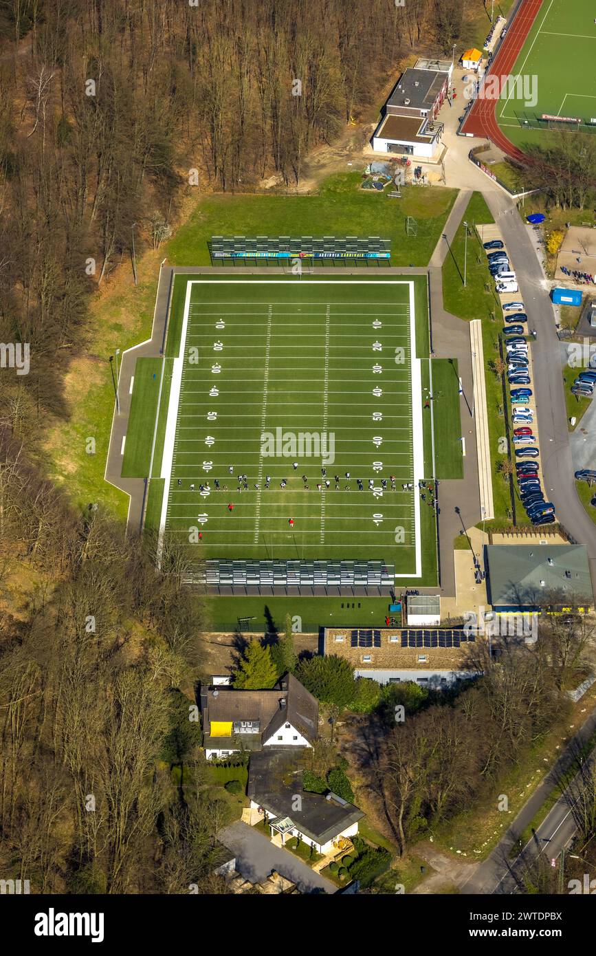 Luftbild, American Football Platz, The Nest - Assindia Cardinals Essen 1983 e.V., Spieler auf dem Feld, Kettwig, Essen, Ruhrgebiet, Nordrhein-Westfalen, Deutschland ACHTUNGxMINDESTHONORARx60xEURO *** Vista aerea, campo di football americano, il Nest Assindia Cardinals Essen 1983 e V , giocatori sul campo, Kettwig, Essen, regione della Ruhr, Renania settentrionale-Vestfalia, Germania ACHTUNGxMINDESTHONORARx60xEURO Foto Stock