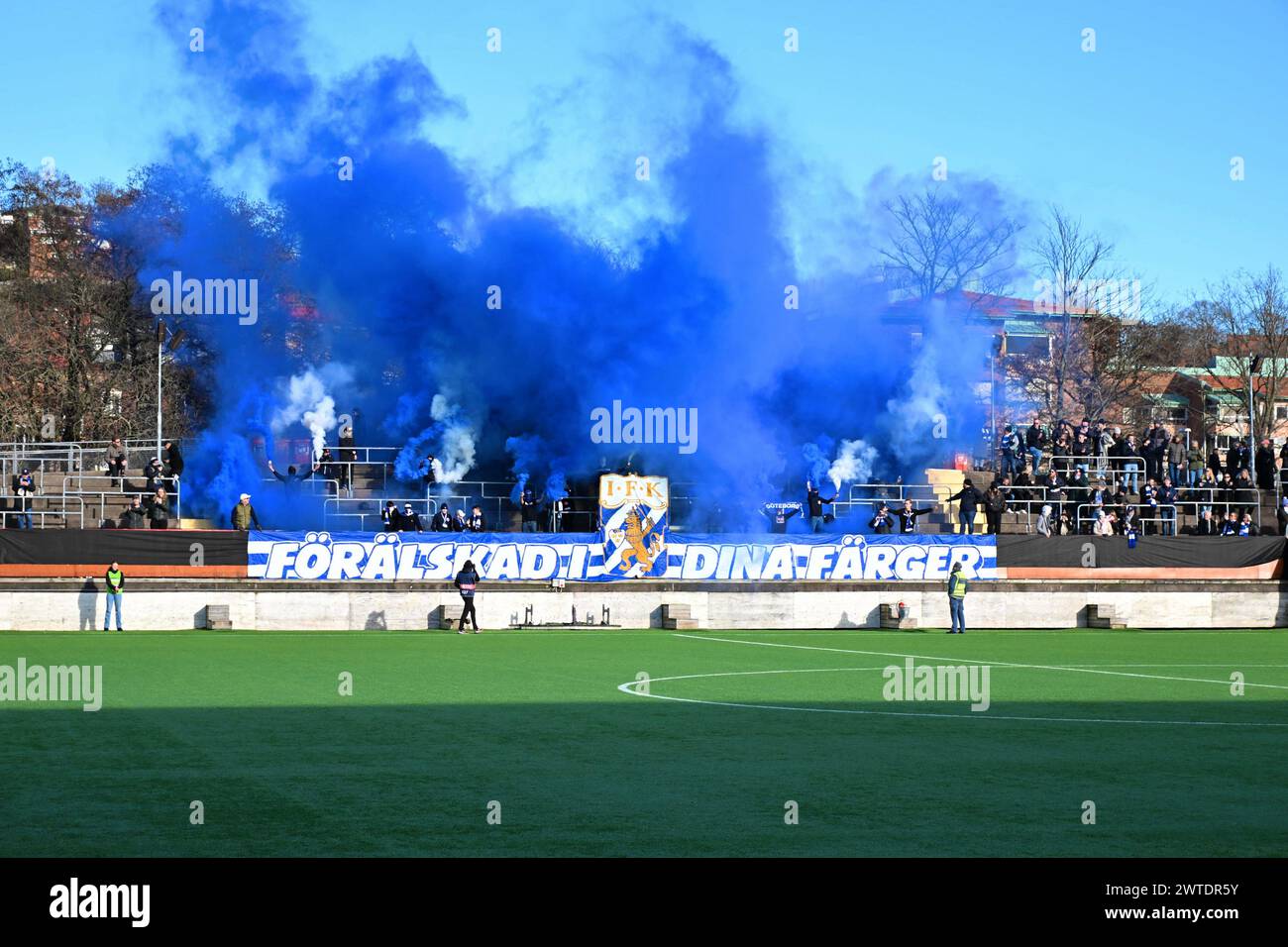 Gothenburg, Svezia. 17 marzo 2024. Gothenburg, Svezia, 17 marzo 2024: Tifosi di IFK Goteborg con fumo blu in vista della partita della Coppa di Lega svedese del 17 marzo 2024 tra IFK Goteborg e Linkoping FC al Valhalla di Gothenburg, Svezia (Peter Sonander/SPP) credito: SPP Sport Press Photo. /Alamy Live News Foto Stock