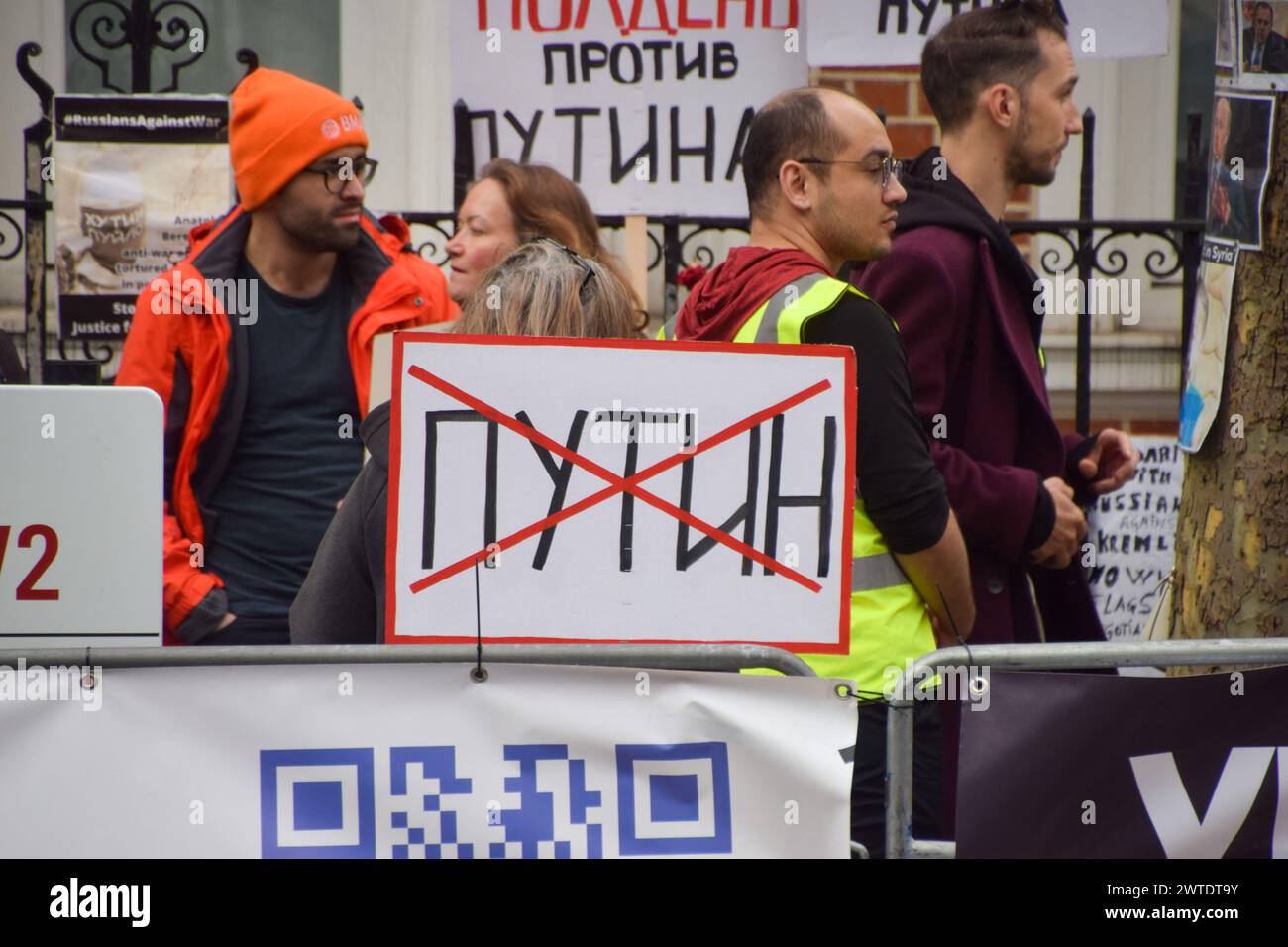 Londra, Inghilterra, Regno Unito. 17 marzo 2024. Un segno di protesta anti-Putin si trova all'esterno dell'ambasciata russa a Londra mentre si svolgono le elezioni in Russia. (Credit Image: © Vuk Valcic/ZUMA Press Wire) SOLO PER USO EDITORIALE! Non per USO commerciale! Foto Stock