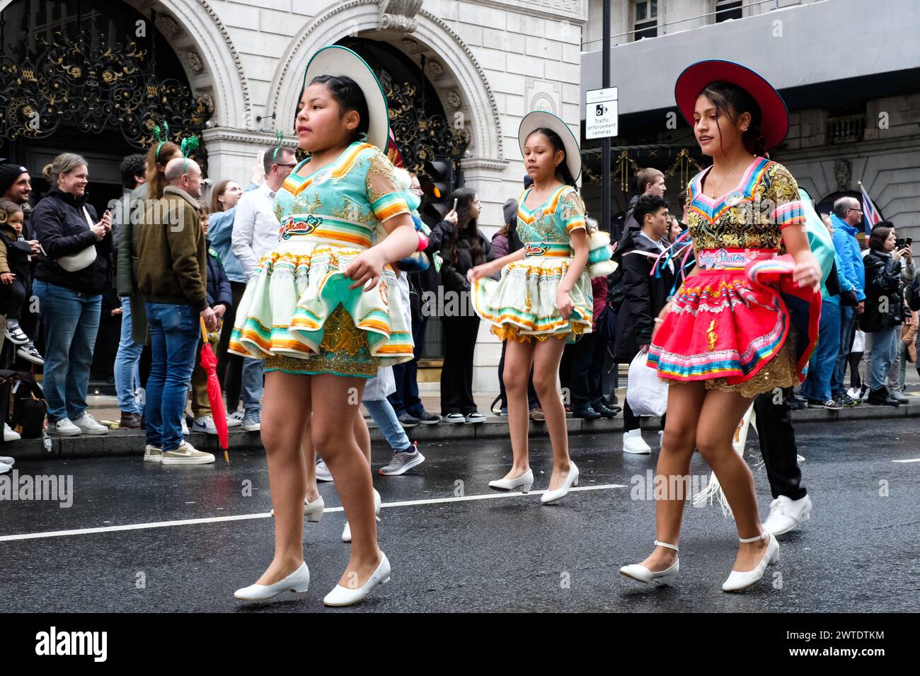 Londra, Regno Unito. 17 marzo 2024. I ballerini boliviani indossano costumi colorati alla sfilata di San Patrizio a Londra. Laura Gaggero/Alamy Live News Foto Stock