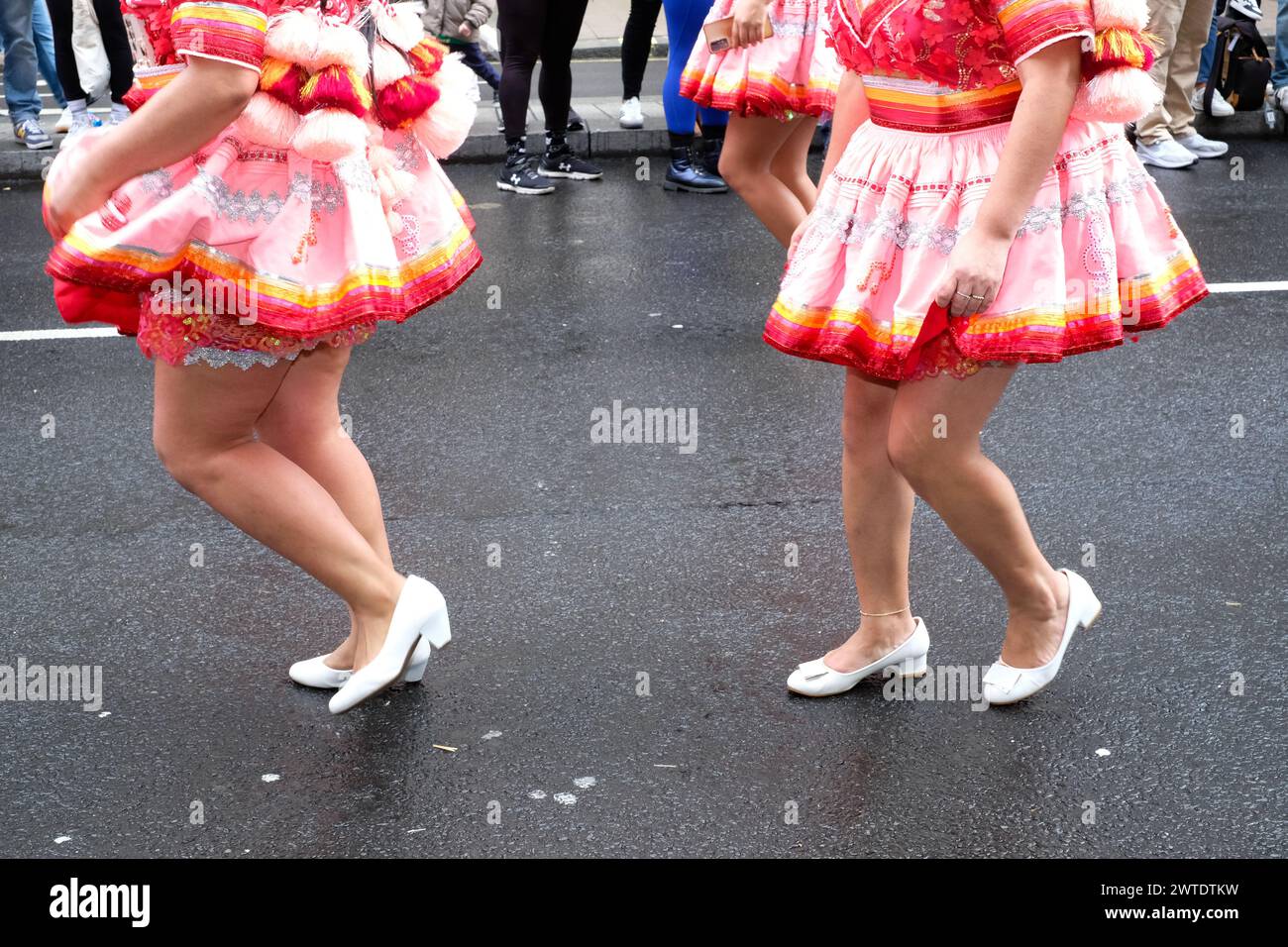 Londra, Regno Unito. 17 marzo 2024. I ballerini boliviani indossano costumi colorati alla sfilata di San Patrizio a Londra. Laura Gaggero/Alamy Live News Foto Stock