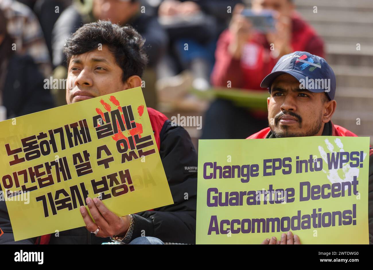 Seoul, Corea del Sud. 17 marzo 2024. I membri di un gruppo di migranti per i diritti umani per l'emanazione di leggi anti-discriminazione cantano slogan e tengono cartelli durante una manifestazione a Seoul Station Square per celebrare la giornata internazionale per l'eliminazione del razzismo. La giornata internazionale per l'eliminazione della discriminazione razziale viene celebrata ogni anno il 21 marzo da quando è stata dichiarata dalle Nazioni Unite nel 1966. Credito: SOPA Images Limited/Alamy Live News Foto Stock