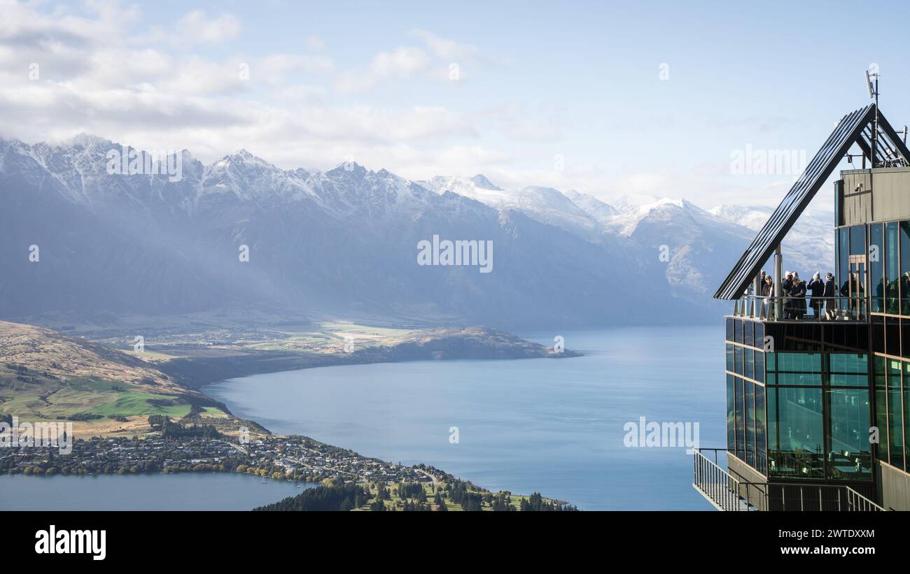 Turisti in un punto panoramico che si godono le viste sul bellissimo paesaggio alpino sopra il lago, nuova Zelanda. Foto Stock