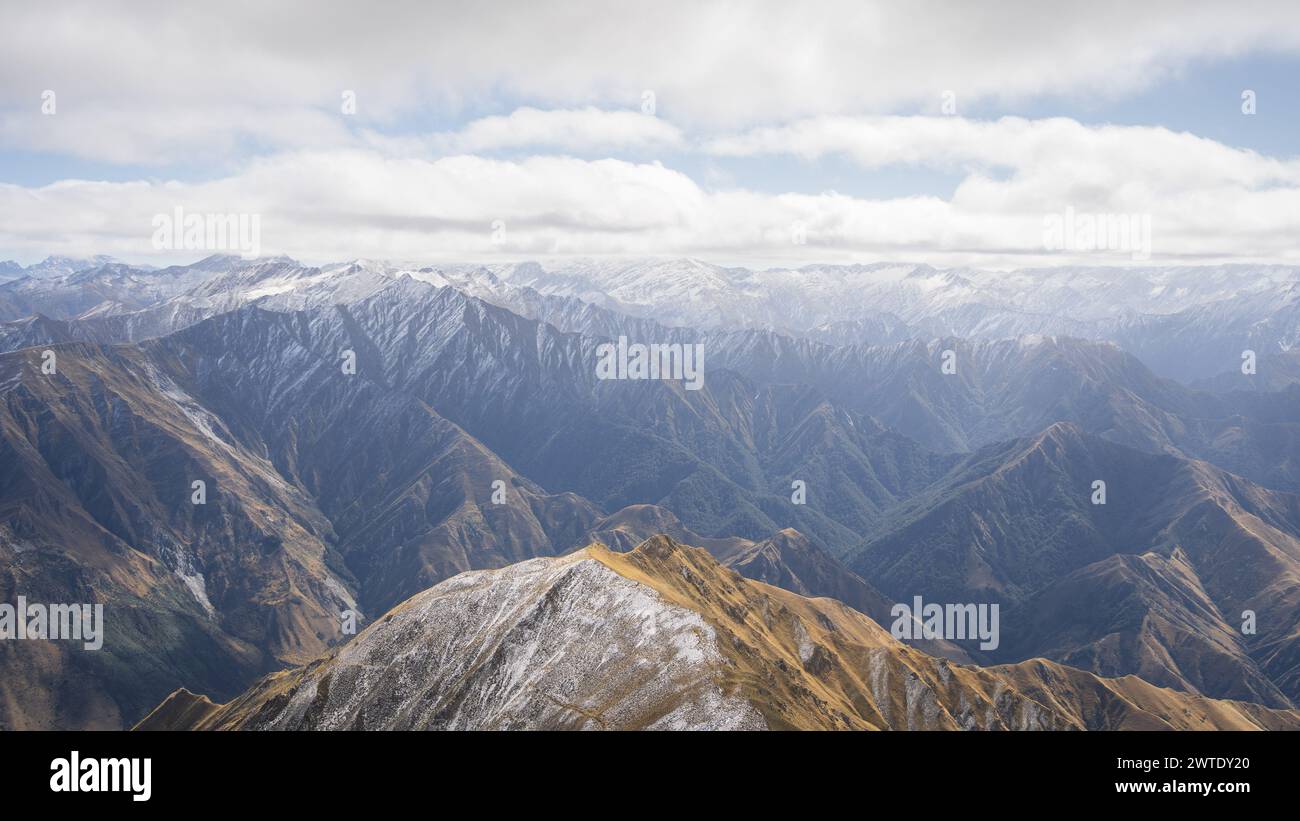 Splendido paesaggio alpino con montagne innevate e massicce catene montuose, nuova Zelanda. Foto Stock