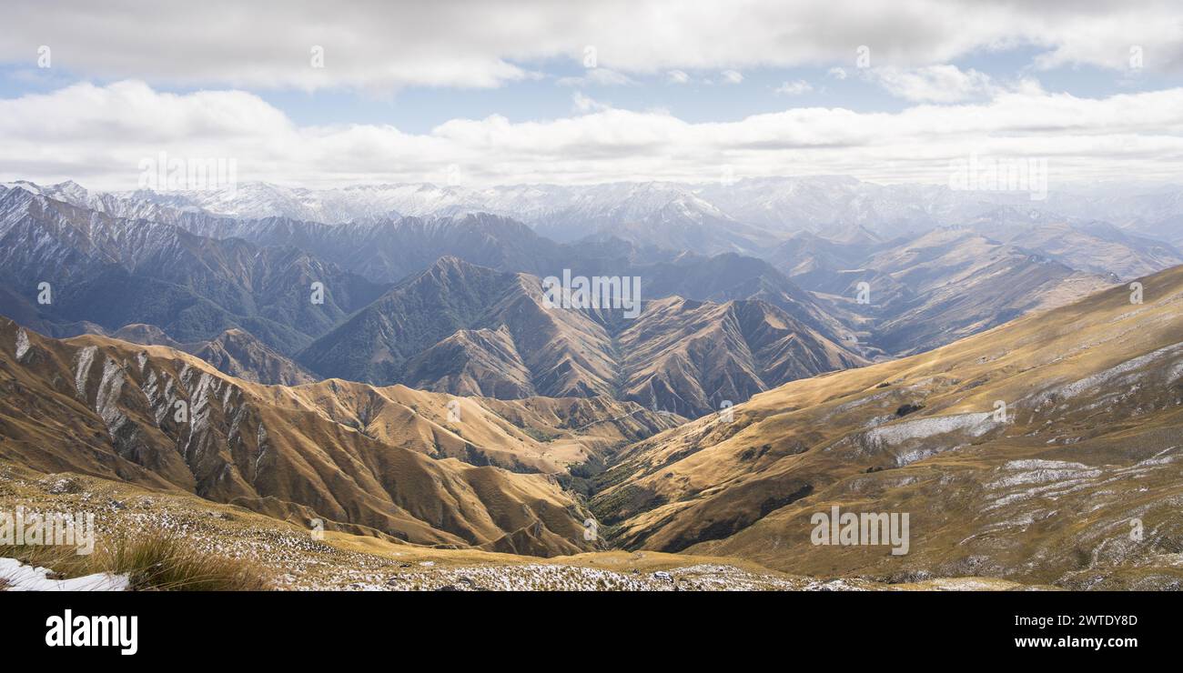 Splendido paesaggio alpino con montagne innevate, catene montuose e un lago, nuova Zelanda Foto Stock