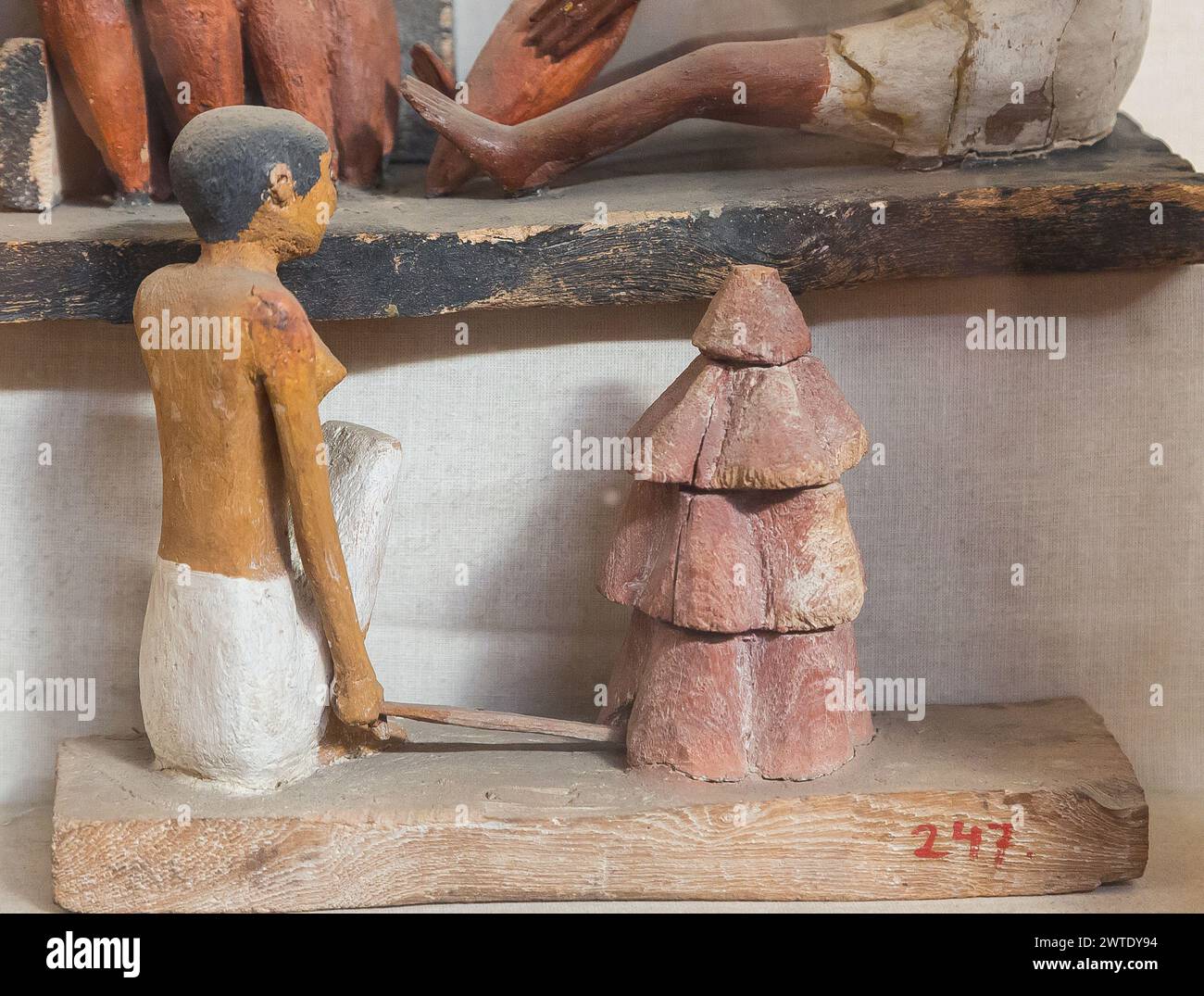 Museo Egizio del Cairo, statuetta modello di un servo che riscalda stampi per pane. Foto Stock