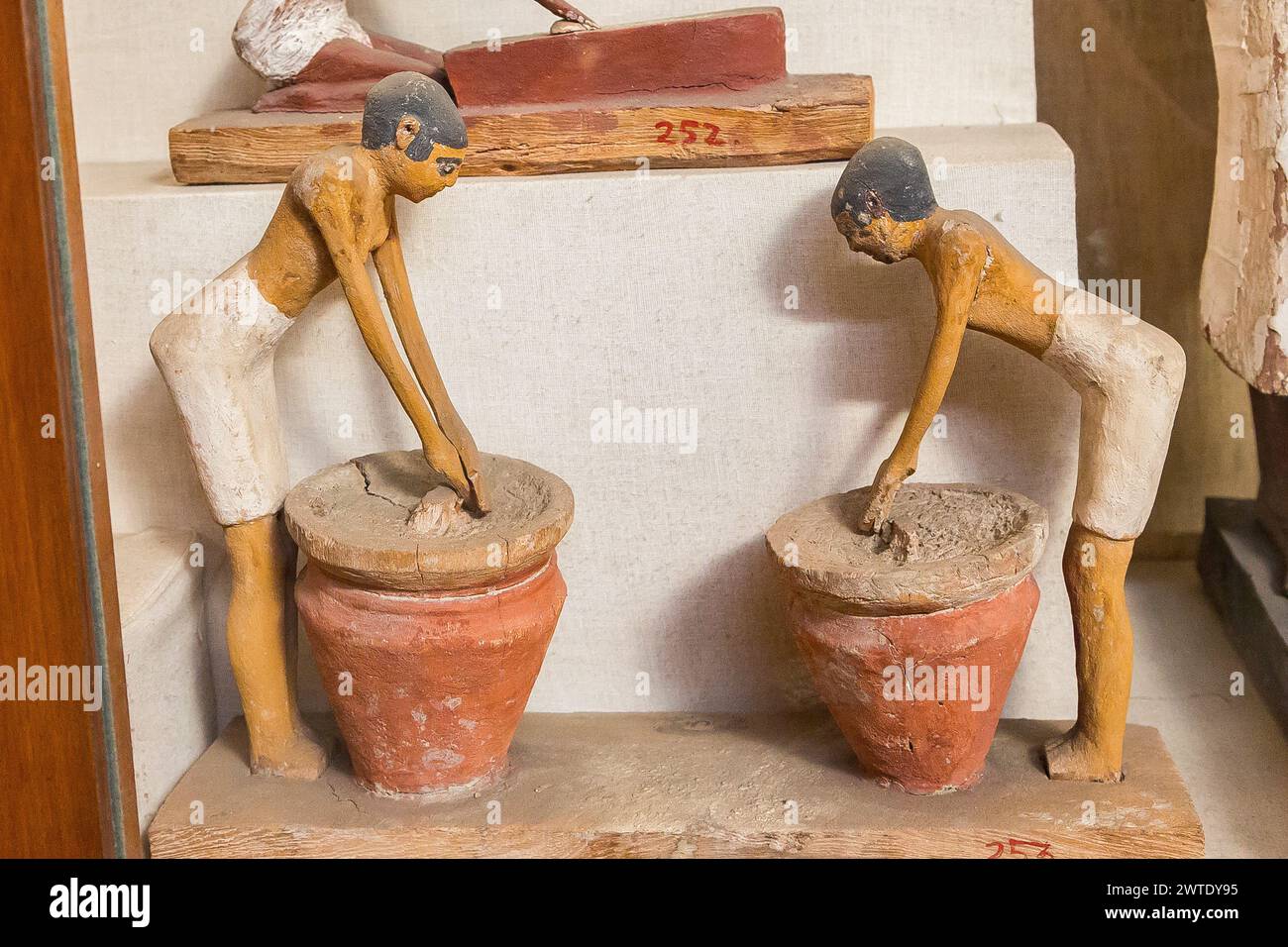 Museo Egizio del Cairo, statuette modellate, servitori che producono birra. Da parte di Meir. Foto Stock