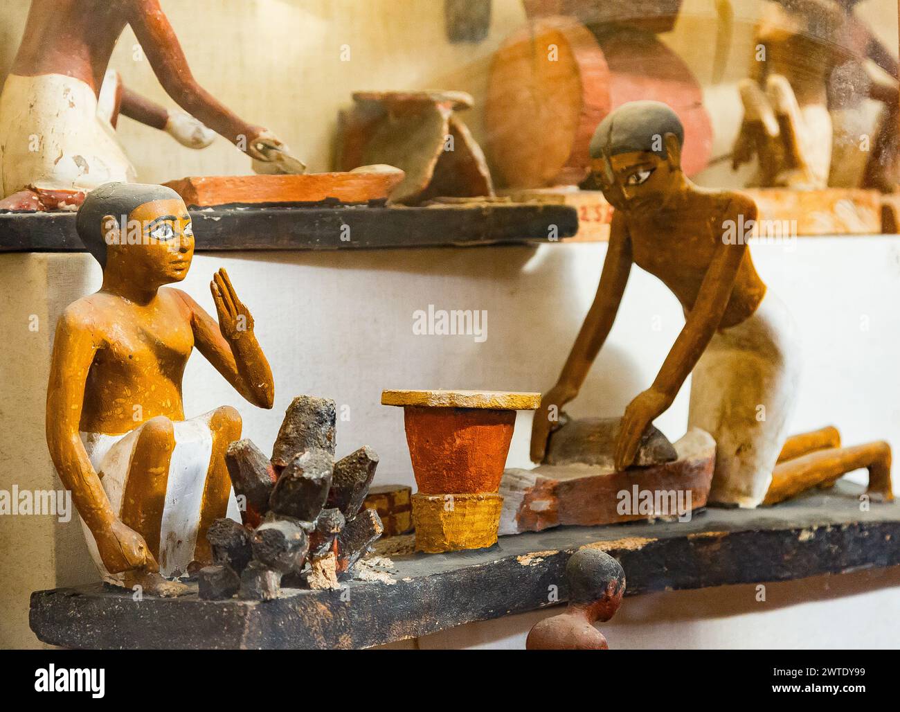 Museo Egizio del Cairo, statuetta modello di servi che riscaldano gli stampi per pane e macinano i grani. Foto Stock