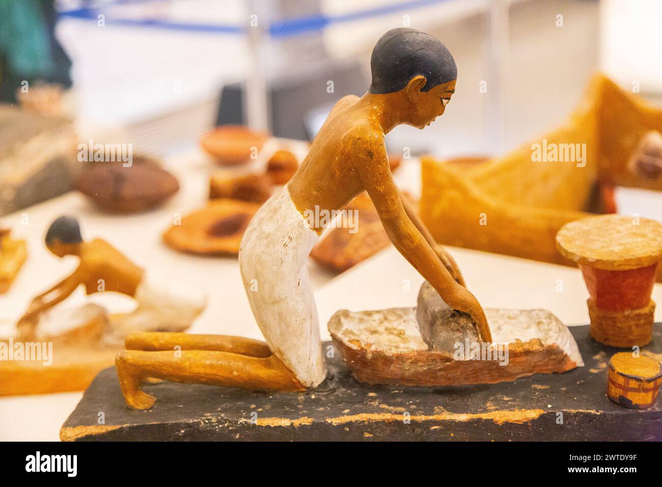 Museo nazionale della civiltà egizia, statuetta modello di un servo che macina i grani. Foto Stock