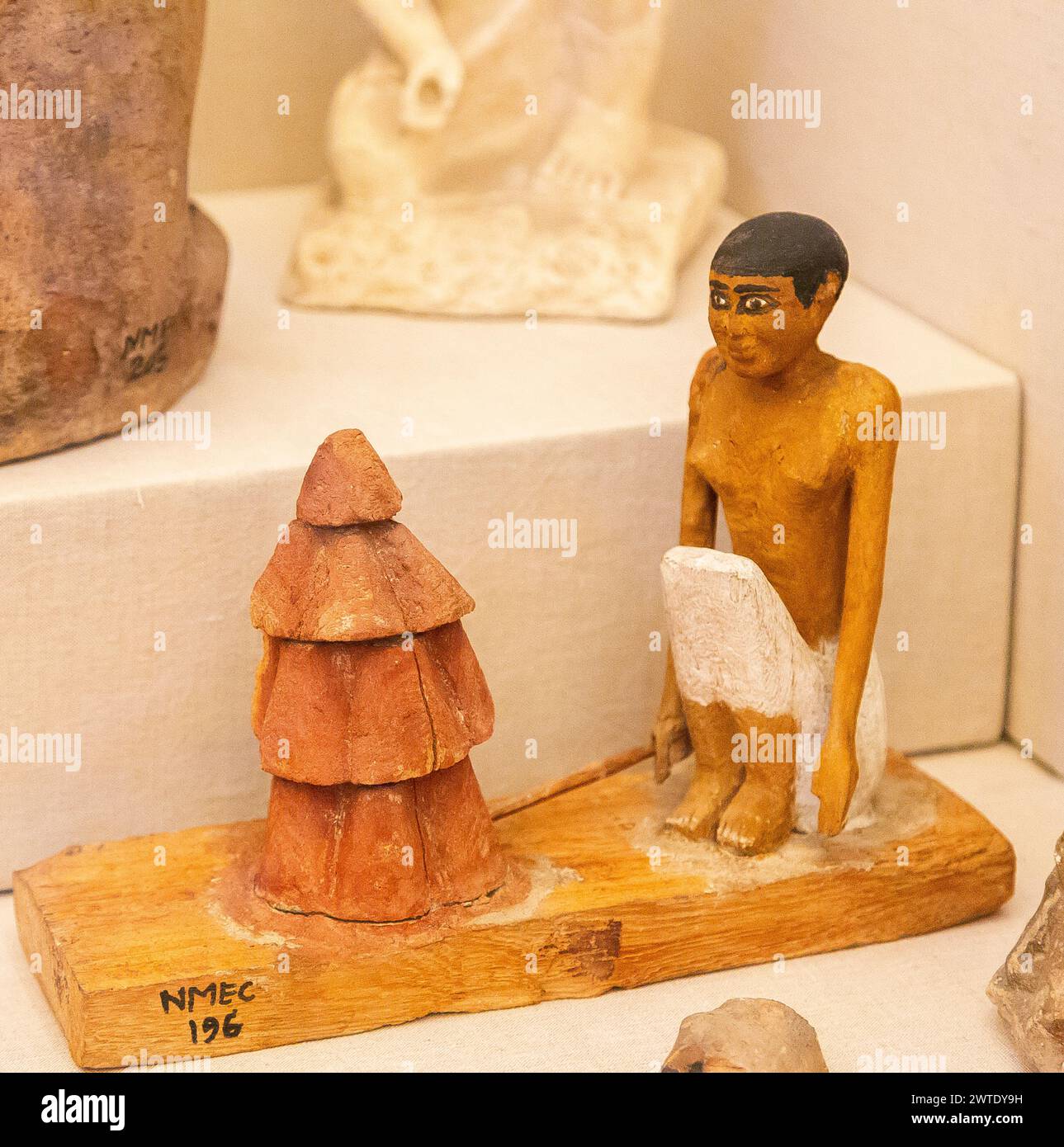 Museo nazionale della civiltà egizia, statuetta modello di un servo che riscalda stampi per pane. Foto Stock