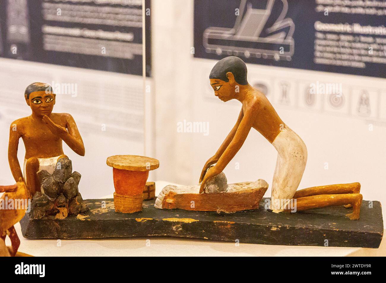 Museo nazionale della civiltà egizia, statuette modello di servitori che riscaldano stampi per pane e macinano grani. Foto Stock