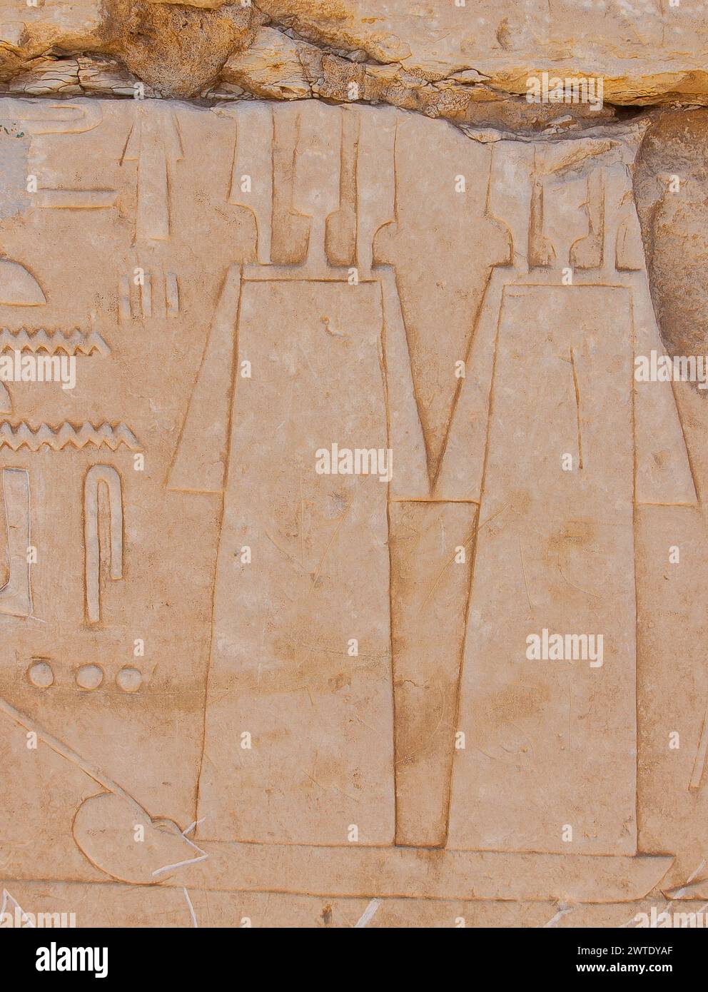 Egitto, Saqqara, vicino alla strada rialzata di Unas, Khenut mastaba : uomini che tirano slitte su cui sono petti con piume in cima. Foto Stock