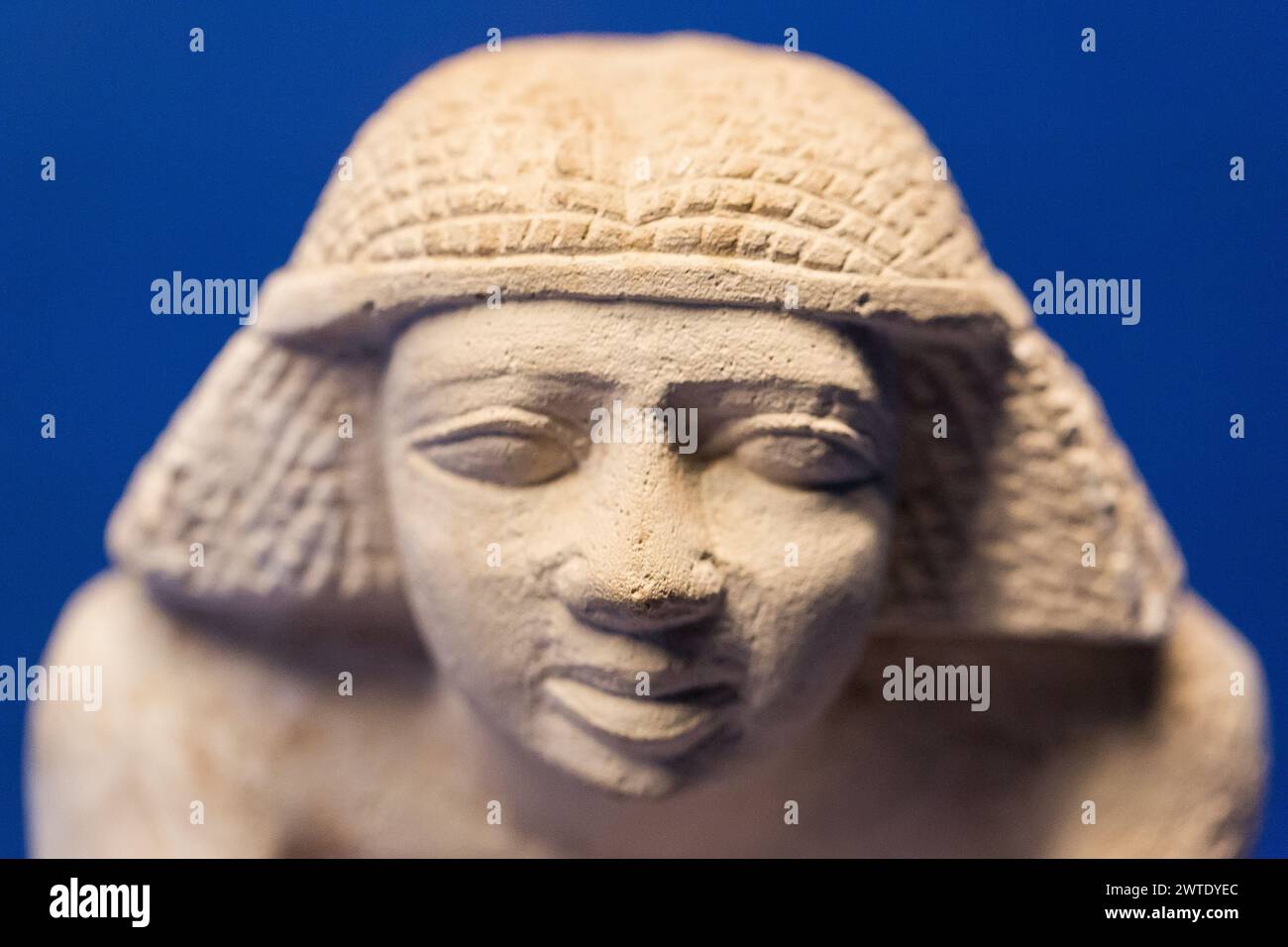 Museo Egizio del Cairo, statuetta modello di un servo che frantumava grani con una pietra rotonda. Foto Stock