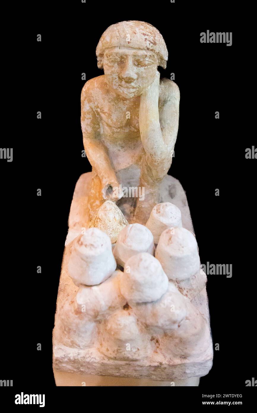 Museo egizio del Cairo, statuetta modello di un servo che riscalda gli stampi del pane e protegge il visone dal fuoco, con il braccio. Foto Stock