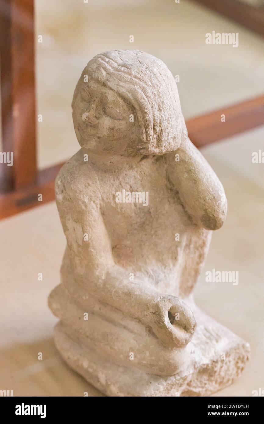 Museo egizio del Cairo, statuetta modello di pentole riscaldate di una serva e proteggendo la sua testa dal fuoco. Foto Stock