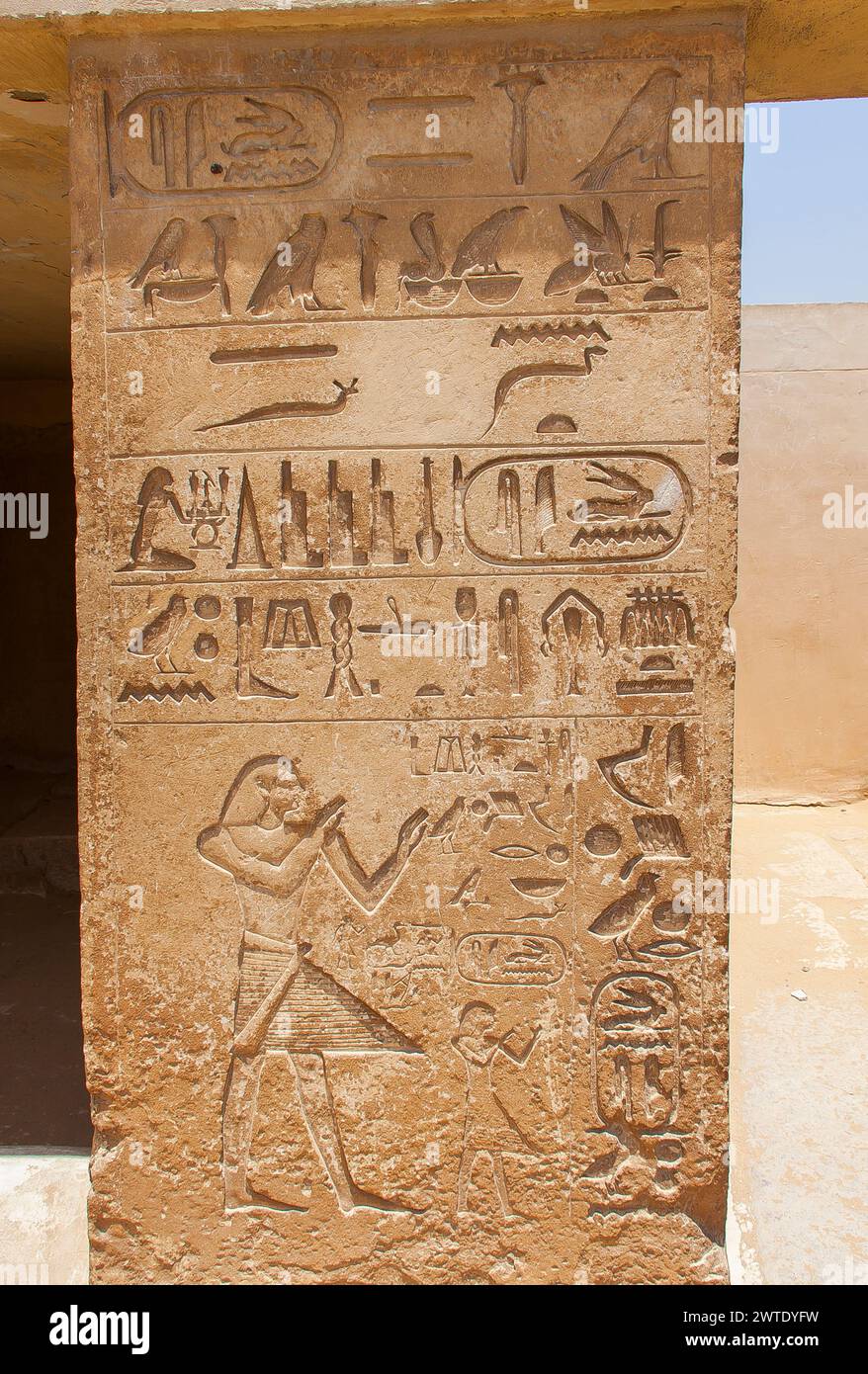 Egitto, Saqqara, vicino alla strada rialzata di Unas, rovine della mastaba Khenu: Pilastro, con Khenu e i suoi due figli Seniusis e Ihy. Foto Stock