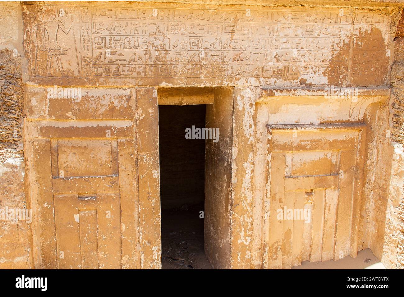 Egitto, Saqqara, vicino alla strada rialzata di Unas, rovine dell'Iy mastaba: Testo di dedica sull'architrave e 2 porte false non scritte. Foto Stock