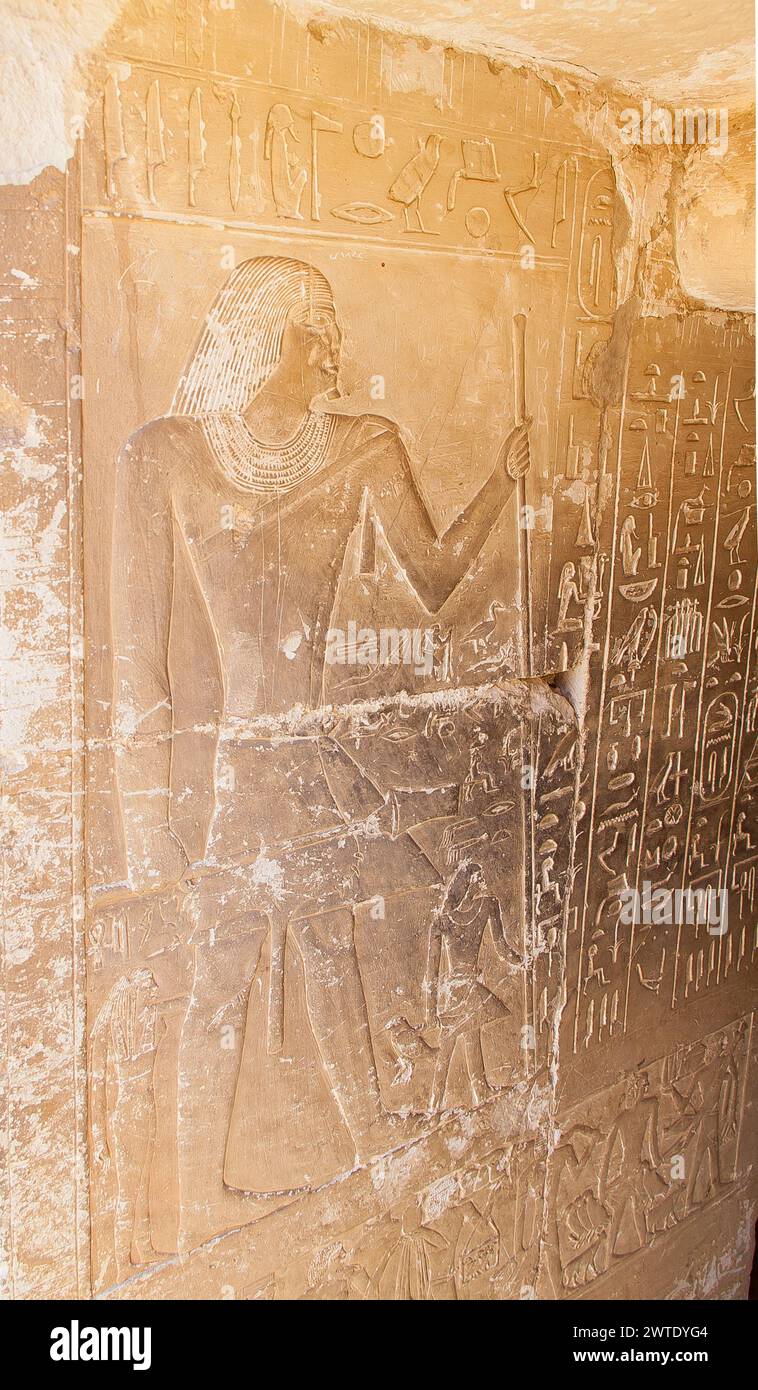 Egitto, Saqqara, vicino alla strada rialzata di Unas, rovine della mastaba di Iy: Iy e suo figlio Iarty. Foto Stock