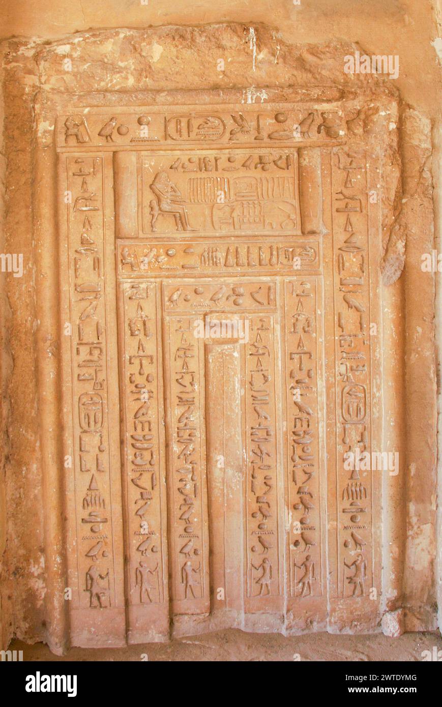 Egitto, Saqqara, vicino alla strada rialzata Unas, rovine della mastaba Khenu: Falsa porta. Foto Stock