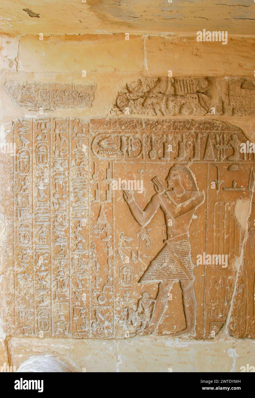 Egitto, Saqqara, vicino alla strada rialzata di Unas, rovine della mastaba Khenu: Khenu con suo figlio Seniusis. Foto Stock
