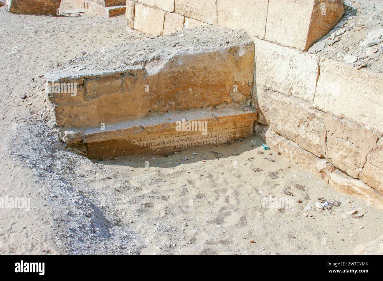 Egitto, Saqqara, vicino alla strada rialzata di Unas, rovina con messaggi, forse una porta falsa. Foto Stock