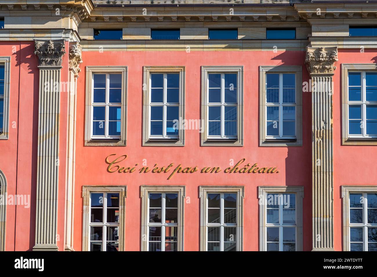 Sembra un castello, ma non lo e', ed e' quello che dice. Dietro le mura apparentemente storiche del vecchio Palazzo della città di Potsdam si trova l'edificio ultramoderno del Parlamento dello Stato di Brandeburgo. Il parlamento dello stato di Brandeburgo si trova dietro la facciata restaurata del Palazzo della città di Potsdam. L'artista Annette Paul ha aggiunto le parole "Ceci n'est pas un château" in lettere d'oro come ironico distanziamento dalla prima impressione che l'edificio dà, citando il dipinto di René Magritte di una pipa di tabacco intitolata "ceci n'est pas une pipe". Potsdam, Brandeburgo, Brandeburgo, Germania Foto Stock
