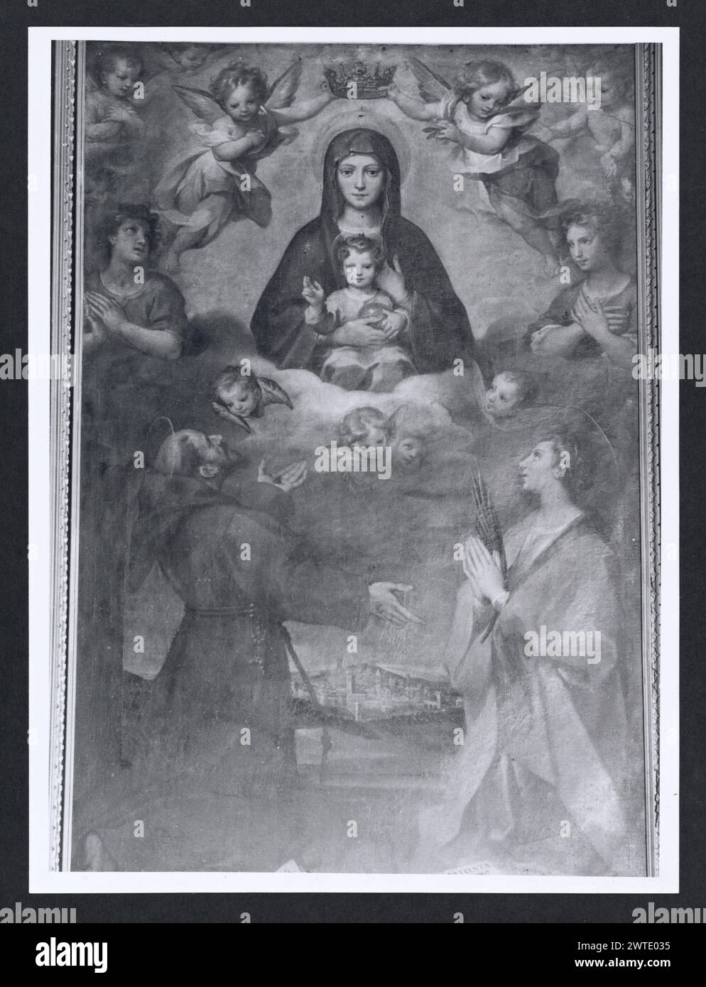 Lazio Frosinone Sora S. Maria Addolorata. Hutzel, Max 1960-1990 Post-medievale: Scultura architettonica, pittura, scultura. Struttura neoclassica. Il fotografo e studioso tedesco Max Hutzel (1911-1988) fotografò in Italia dai primi anni '1960 fino alla sua morte. Il risultato di questo progetto, citato da Hutzel come foto Arte minore, è un'accurata documentazione dello sviluppo storico dell'arte in Italia fino al XVIII secolo, che comprende oggetti degli Etruschi e dei Romani, nonché monumenti altomedievali, romanici, gotici, rinascimentali e barocchi. Le immagini sono organizzate per area geografica Foto Stock