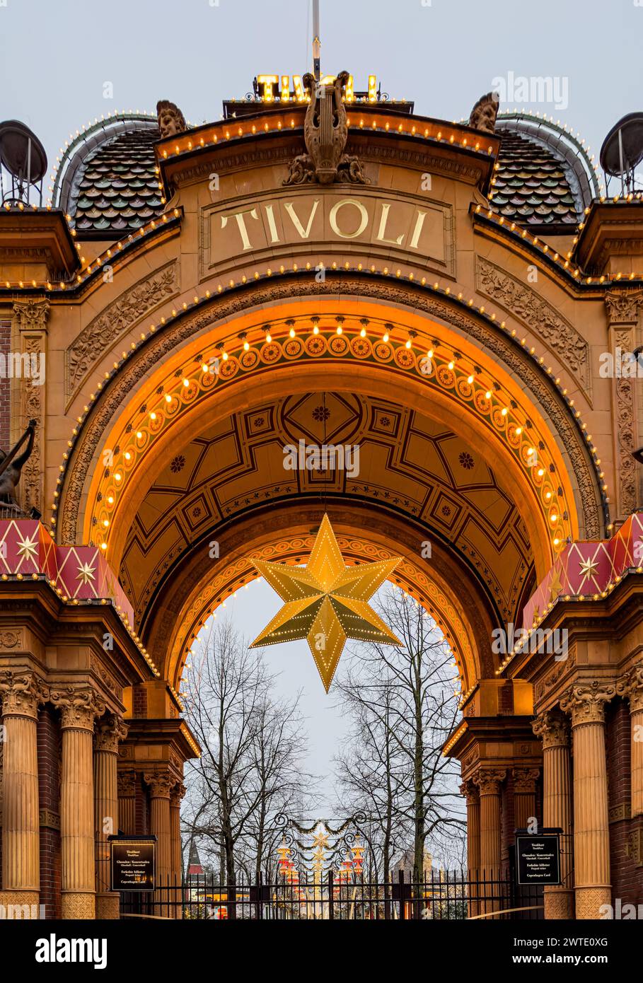 Il famoso parco divertimenti Tivoli a Copenaghen il giorno di Natale 2023 Foto Stock