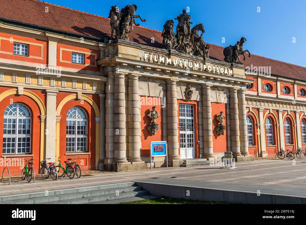 Il Museo del cinema di Potsdam è ospitato nelle ex scuderie di Potsdam, Brandeburgo, Germania. Il Filmmuseum Potsdam è il più antico museo cinematografico con una propria collezione e mostre in Germania Foto Stock