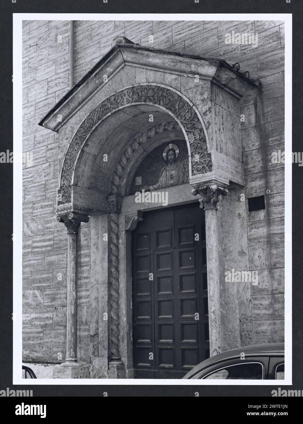 Lazio Frosinone Sora S. Restituta0. Hutzel, Max 1960-1990 Medieval: Scultura architettonica. La decorazione che circonda i tre portali principali e alcuni altri frammenti di scultura architettonica rimangono dalla chiesa romanica. Post-medievale: Architettura. La chiesa fu ricostruita in stile romanico dopo un terremoto del 1915. Note sull'oggetto: 1 Stampa senza negativo. Il fotografo e studioso tedesco Max Hutzel (1911-1988) fotografò in Italia dai primi anni '1960 fino alla sua morte. Il risultato di questo progetto, citato da Hutzel come foto Arte minore, è un'accurata documentazione dell'arte Foto Stock