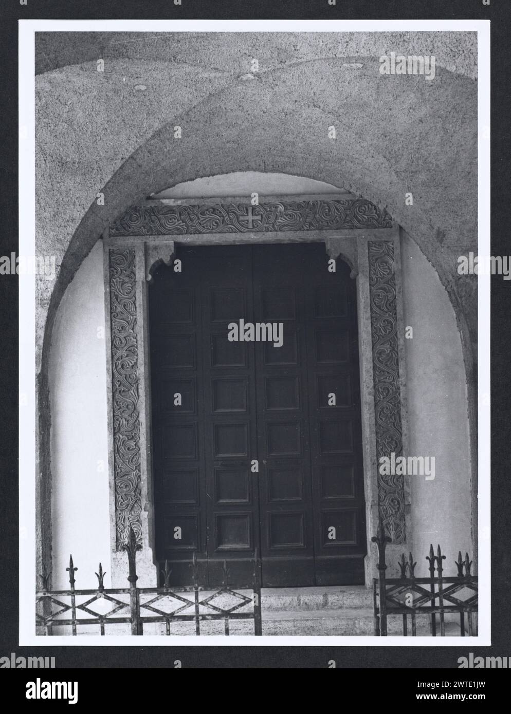 Lazio Frosinone Sora S. Restituta1. Hutzel, Max 1960-1990 Medieval: Scultura architettonica. La decorazione che circonda i tre portali principali e alcuni altri frammenti di scultura architettonica rimangono dalla chiesa romanica. Post-medievale: Architettura. La chiesa fu ricostruita in stile romanico dopo un terremoto del 1915. Note sull'oggetto: 1 Stampa senza negativo. Il fotografo e studioso tedesco Max Hutzel (1911-1988) fotografò in Italia dai primi anni '1960 fino alla sua morte. Il risultato di questo progetto, citato da Hutzel come foto Arte minore, è un'accurata documentazione dell'arte Foto Stock