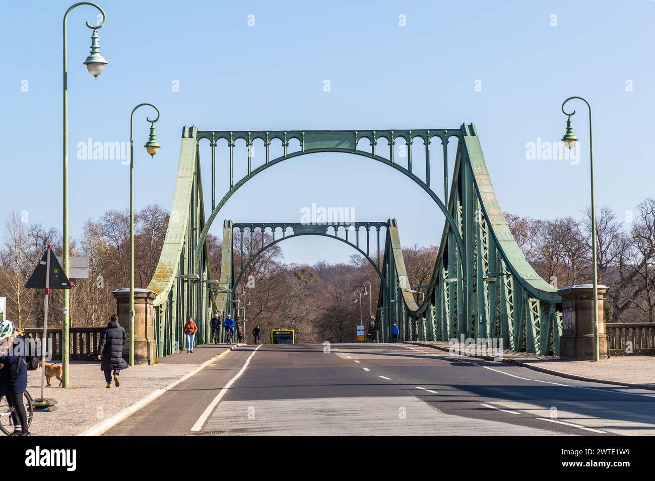 Il ponte Glienicke tra Berlino e Potsdam fu occasionalmente teatro di scambi di agenti tra i sistemi del mondo occidentale e il Patto di Varsavia durante la divisione della Germania. Schwanenallee, Potsdam, Brandeburgo, Brandeburgo, Germania Foto Stock