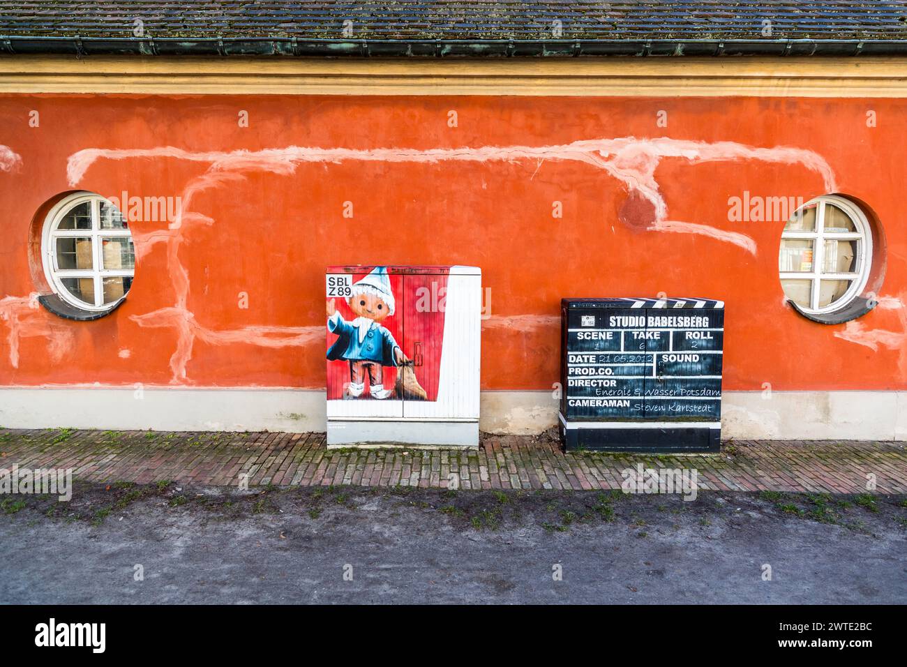 Il Sandman e il lembo del film sul retro del Filmmuseum Potsdam. Ci sono segnali ovunque a Potsdam che si tratta di una città cinematografica. Breite Straße, Potsdam, Brandeburgo, Brandeburgo, Germania Foto Stock
