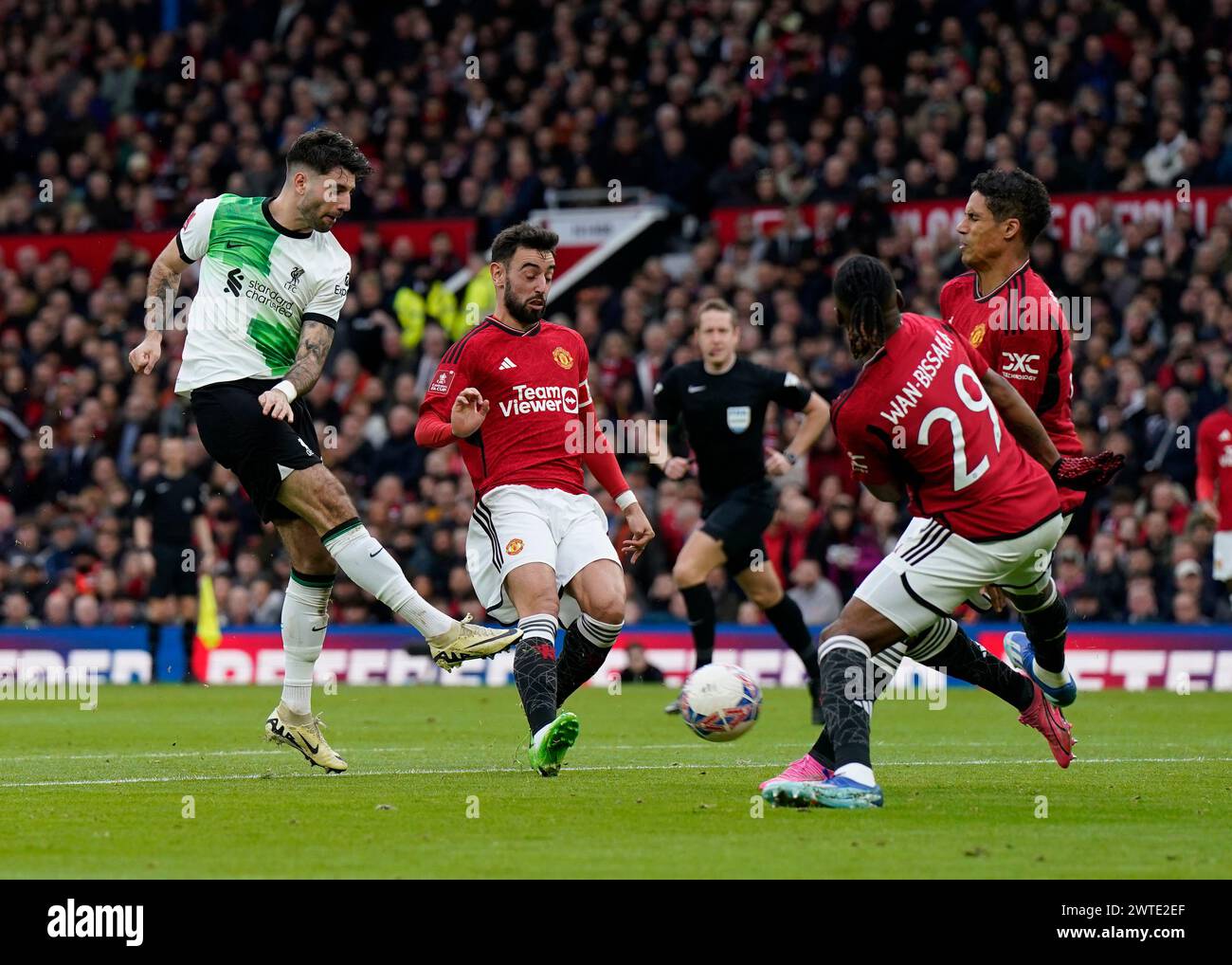 Manchester, Regno Unito. 17 marzo 2024. Dominik Szoboszlai del Liverpool Set è bloccato da Raphael Varane del Manchester United durante i quarti di finale di fa Cup all'Old Trafford, Manchester. Foto: Andrew Yates/Sportimage credito: Sportimage Ltd/Alamy Live News Foto Stock