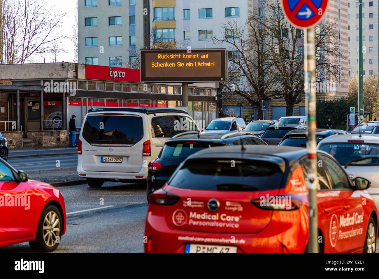Sulla strada con molti ingorghi stradali, un cartello al neon avverte: "Mostrate attenzione! Regala un sorriso!" Potsdam, Brandeburgo, Brandeburgo, Germania Foto Stock