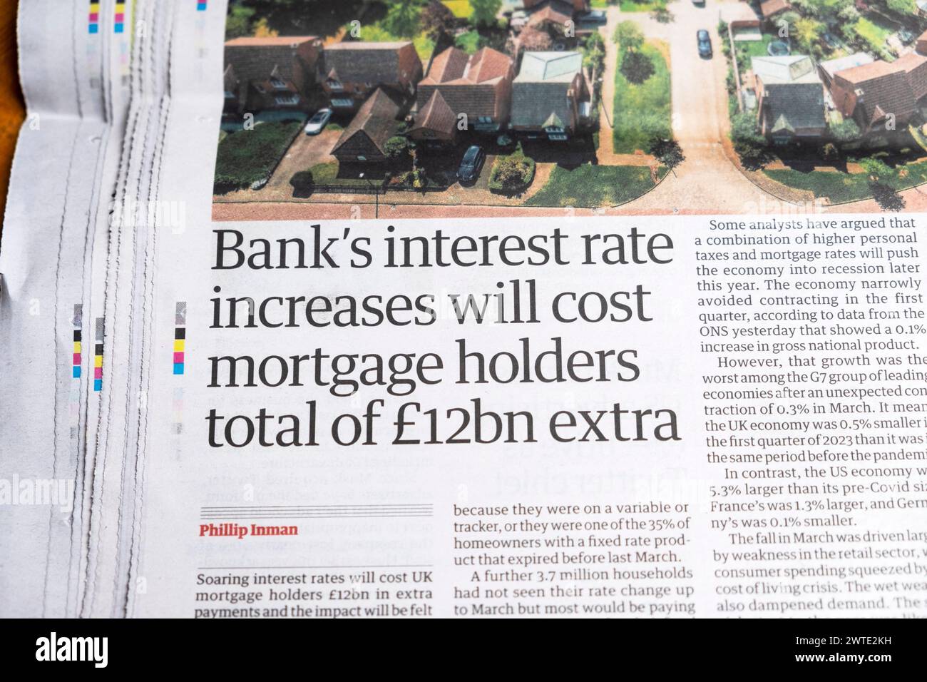 "Gli aumenti dei tassi di interesse della Banca costeranno ai titolari di mutui un totale di 12 miliardi di sterline in più" articolo del quotidiano Guardian sul mercato immobiliare 14 maggio 2024 Regno Unito Foto Stock