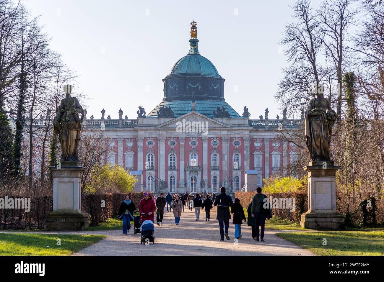 Il Palazzo nuovo è il palazzo sul lato ovest di Park Sanssouci a Potsdam. La costruzione iniziò nel 1763 sotto Federico il grande e fu completata nel 1769. È considerato l'ultimo importante complesso di palazzi barocchi in Prussia e una delle opere principali del Friderician Rococo. Federico non l'aveva progettata come residenza reale, ma come palazzo per gli ospiti della sua corte. Il Kaiser Guglielmo II fece del Neues Palais la sua residenza principale dal 1888 al 1918. Nuovo Palais, Potsdam, Brandeburgo, Germania Foto Stock
